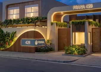 Imagem final da entrada do Prana 428, iluminada ao anoitecer